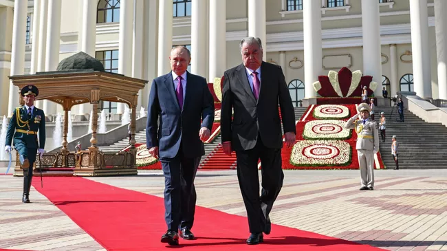 Президент России Владимир Путин и президент Таджикистана Эмомали Рахмон во время встречи в Дворце Нации в Душанбе