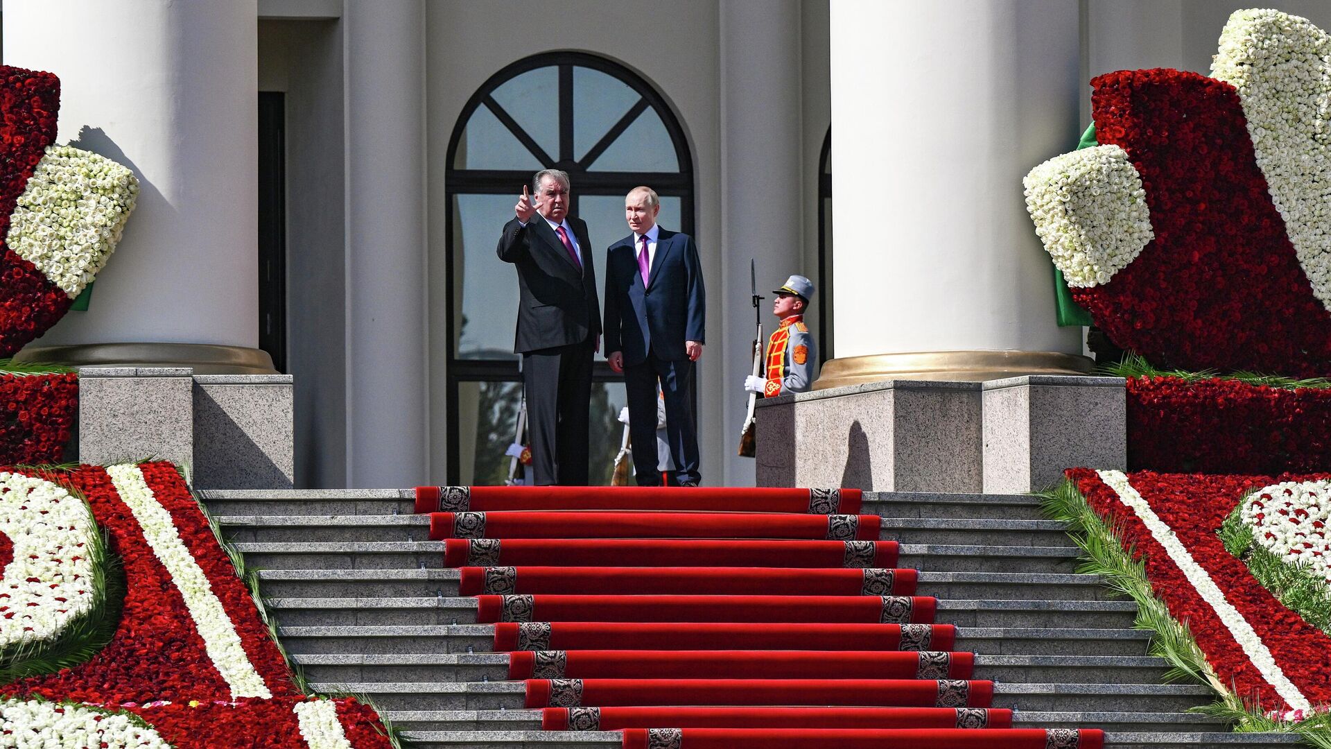 Президент России Владимир Путин и президент Таджикистана Эмомали Рахмон во время встречи во Дворце Нации в Душанбе - РИА Новости, 1920, 09.10.2025