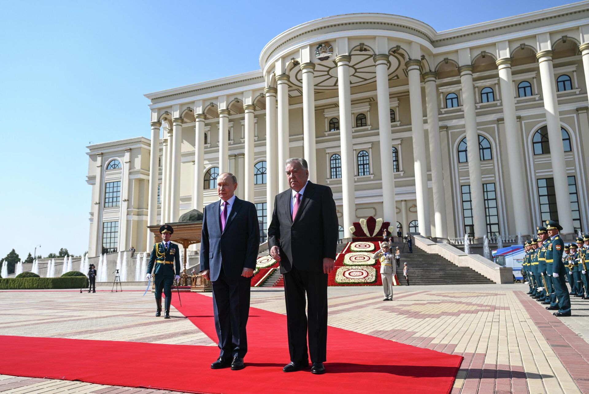 Президент России Владимир Путин и президент Таджикистана Эмомали Рахмон во время встречи во Дворце Нации в Душанбе Президент России Владимир Путин и президент Таджикистана Эмомали Рахмон во время встречи во Дворце Нации в Душанбе - РИА Новости, 1920, 09.10.2025