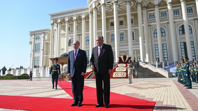 Президент России Владимир Путин и президент Таджикистана Эмомали Рахмон во время встречи во Дворце Нации в Душанбе