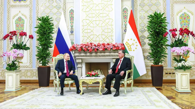 Президент России Владимир Путин и президент Таджикистана Эмомали Рахмон во время встречи во Дворце Нации в Душанбе