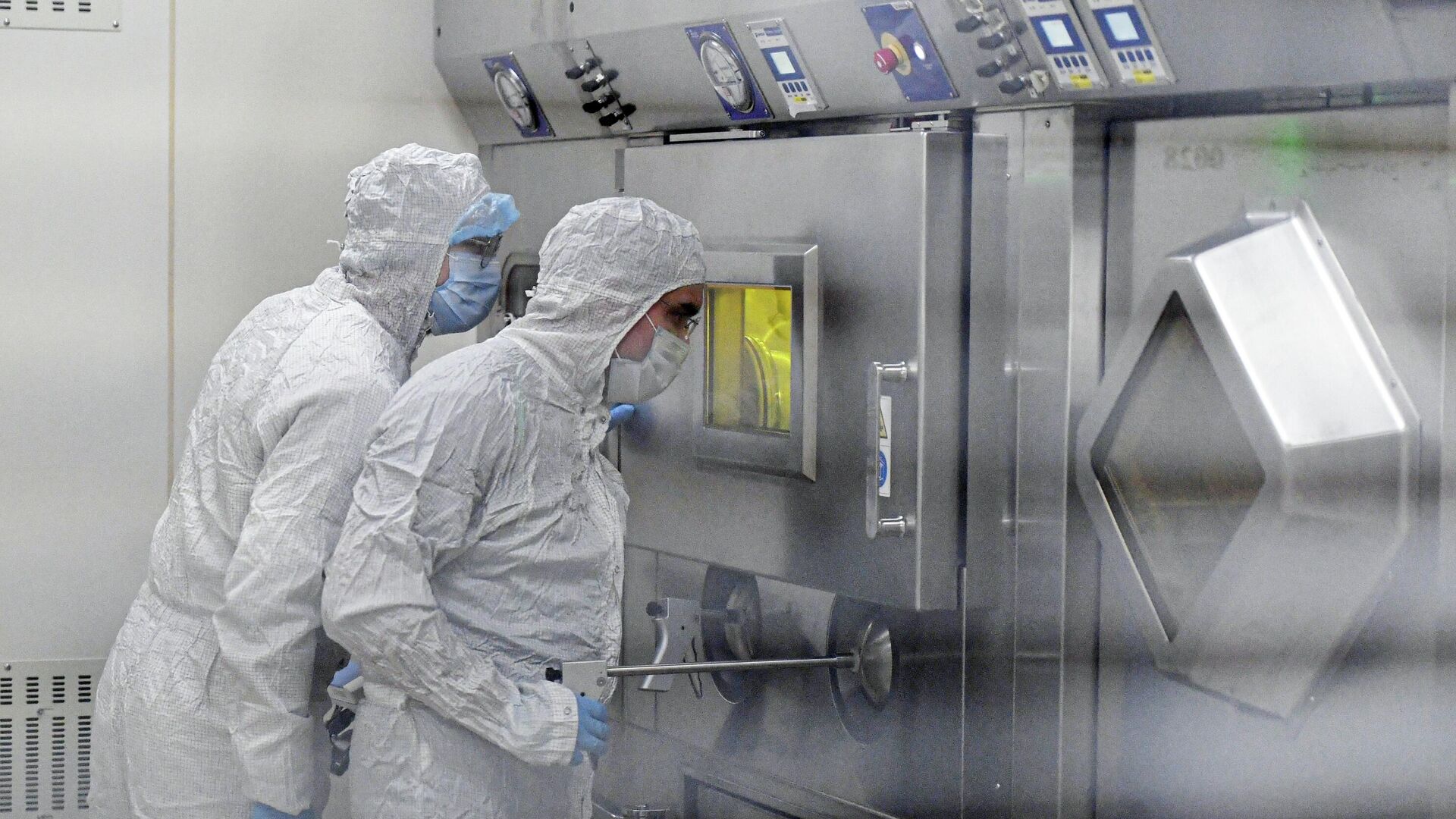 Сотрудники лаборатории синтеза и производства радиофармпрепаратов Сотрудники лаборатории синтеза и производства радиофармпрепаратов - РИА Новости, 1920, 08.10.2025