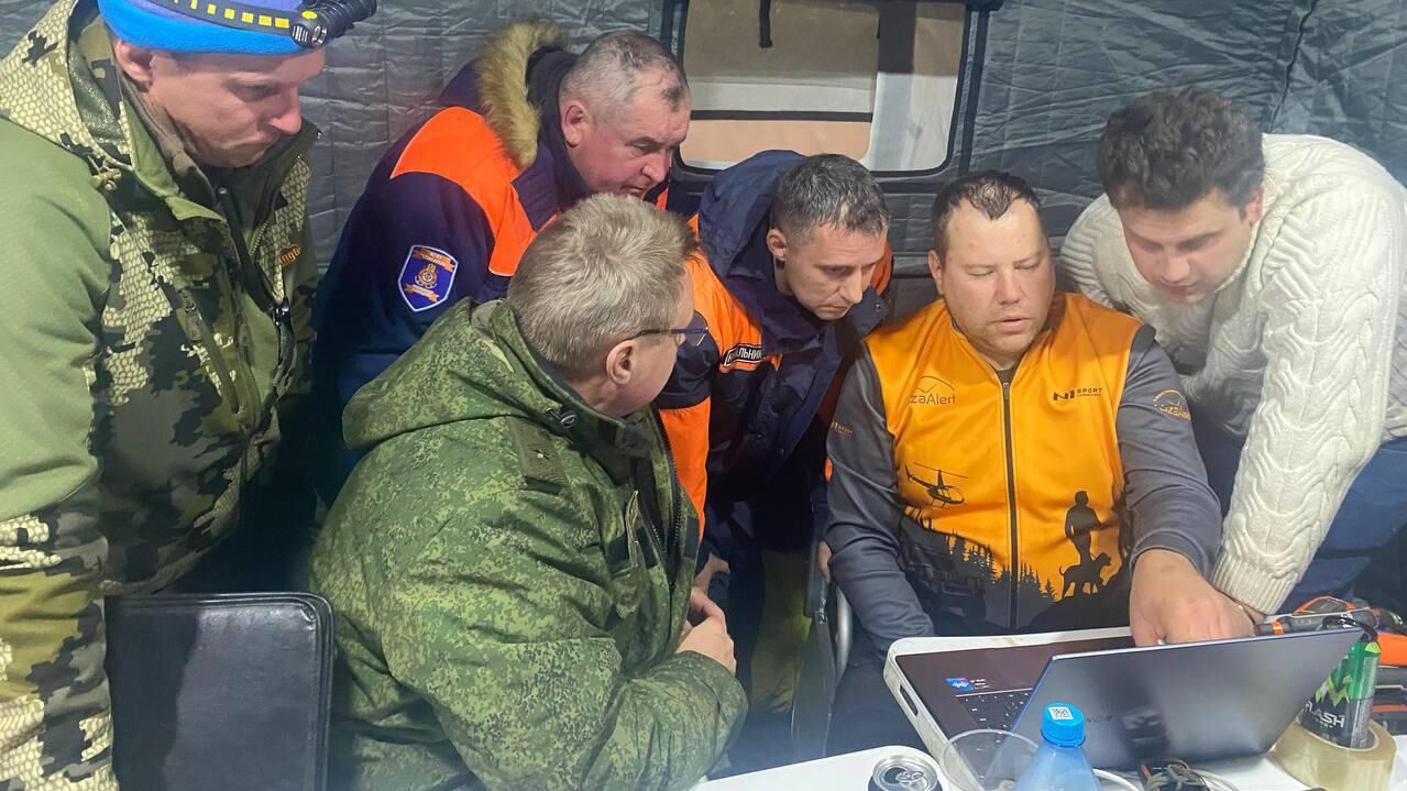 Поисково-спасательные работы после исчезновения семьи с ребенком в Красноярском крае - РИА Новости, 1920, 13.10.2025