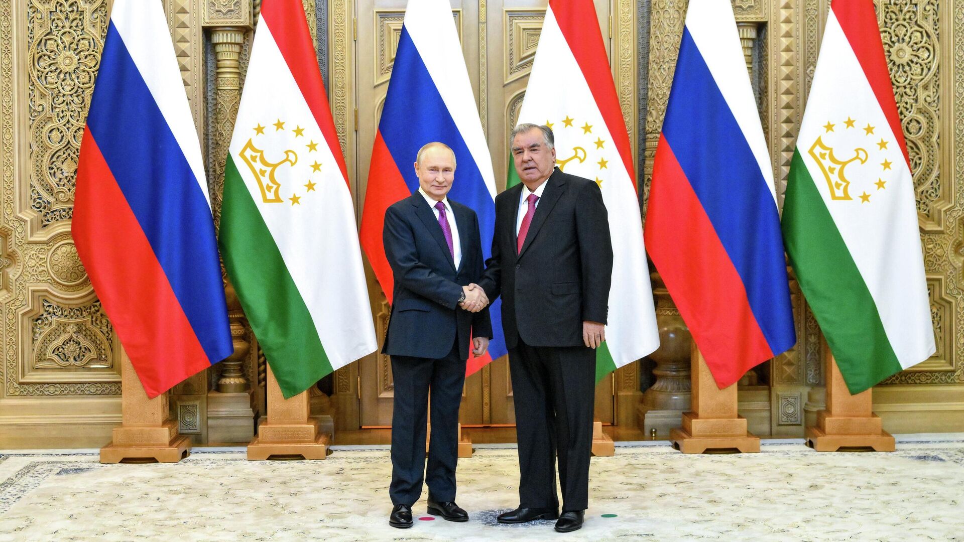 Президент РФ Владимир Путин и президент Таджикистана Эмомали Рахмон во время церемонии фотографирования в Дворце Нации в Душанбе - РИА Новости, 1920, 09.10.2025