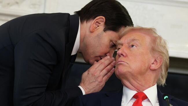 Госсекретарь США Марко Рубио и президент США Дональд Трамп во время круглого стола в парадной столовой Белого дома. 8 октября 2025