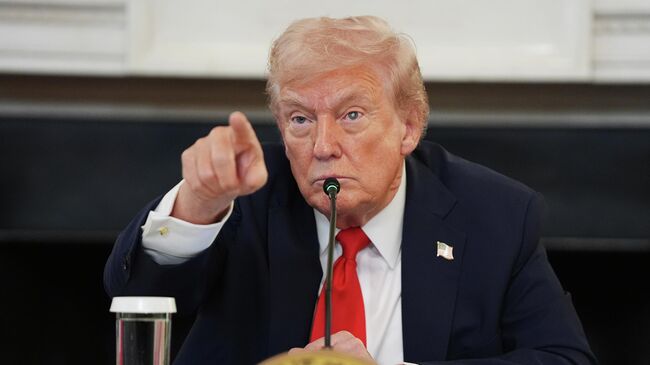 Президент США Дональд Трамп выступает на круглом столе в Государственной столовой Белого дома