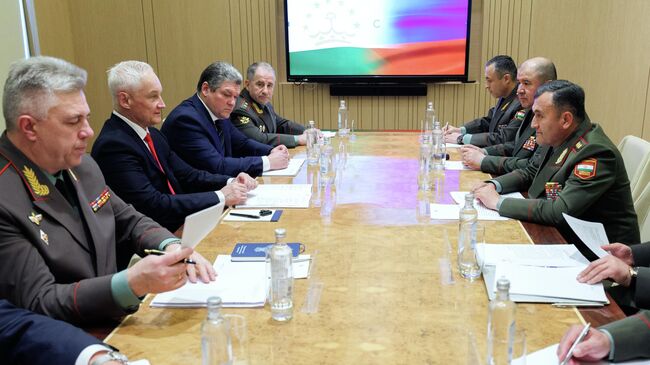 Министр обороны РФ Андрей Белоусов и министр обороны Таджикистана Эмомали Собирзода во время переговоров в Таджикистане. 8 октября 2025