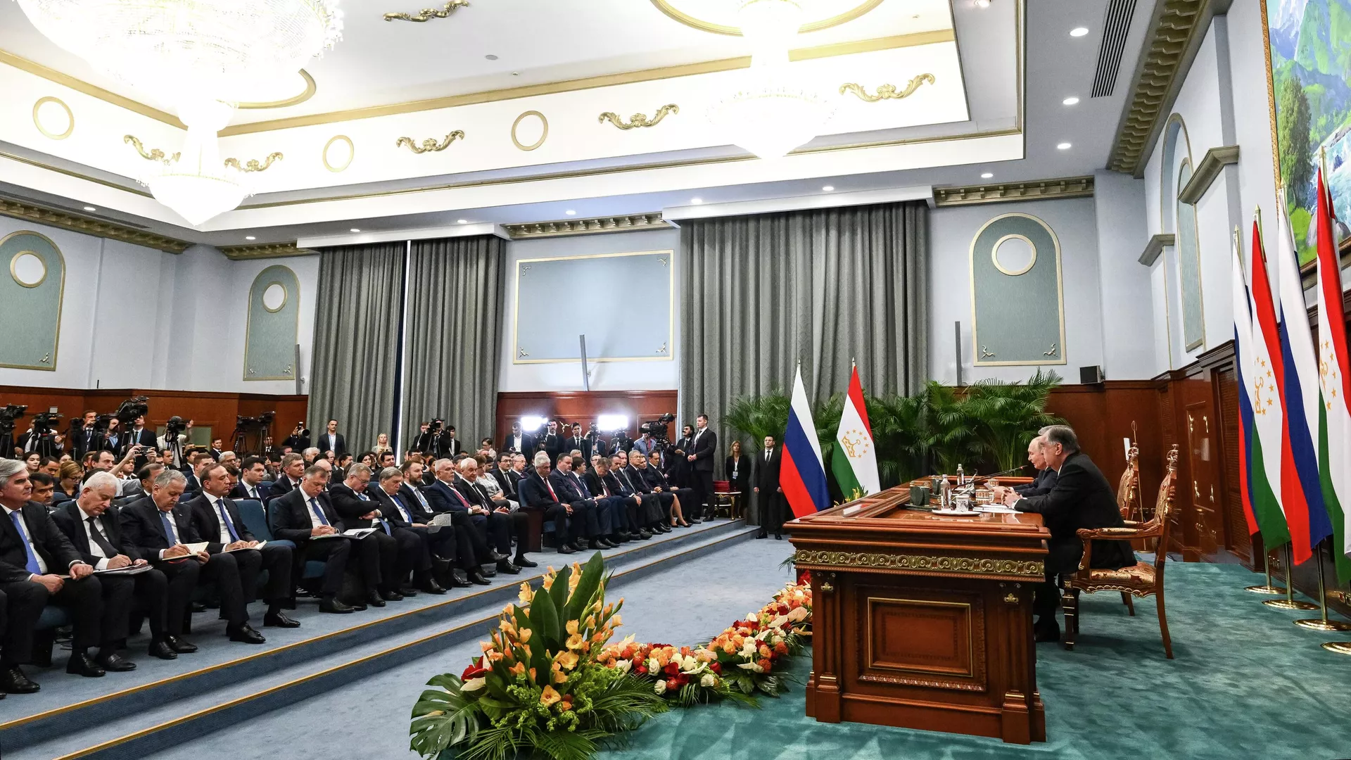 Presiden Rusia Vladimir Putin dan Presiden Tajik Emomali Rahmon saat memberikan pernyataan kepada media di Istana Negara di Dushanbe - RIA Novosti, 1920, 10/09/2025