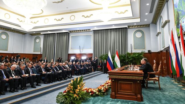 Президент РФ Владимир Путин и президент Таджикистана Эмомали Рахмон во время заявления для СМИ в Дворце Нации в Душанбе Президент РФ Владимир Путин и президент Таджикистана Эмомали Рахмон во время заявления для СМИ в Дворце Нации в Душанбе