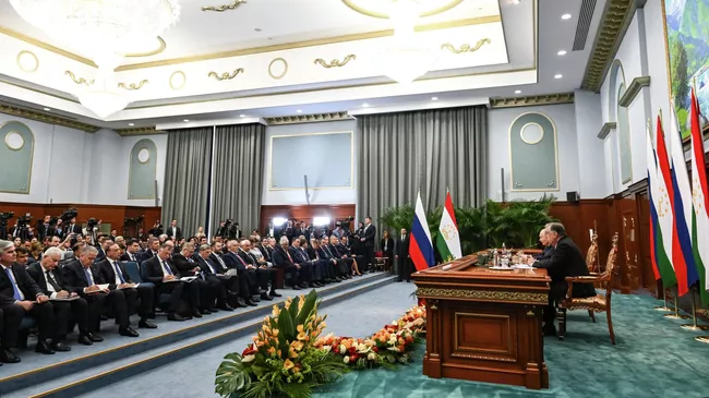 Президент РФ Владимир Путин и президент Таджикистана Эмомали Рахмон во время заявления для СМИ в Дворце Нации в Душанбе