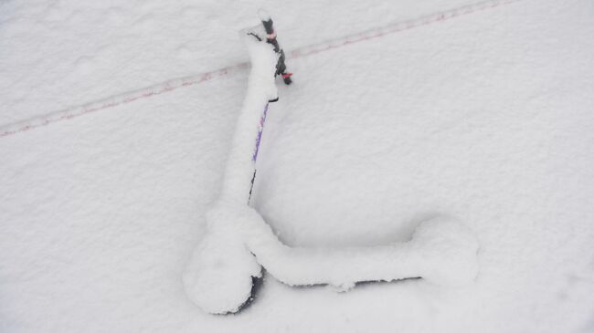 Электросамокат во время снегопада