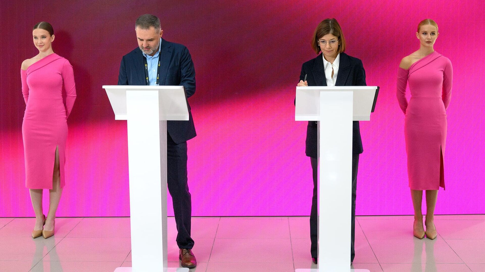 Т-Банк и Т2 договорились о совместном развитии цифровых сервисов - РИА Новости, 1920, 09.10.2025