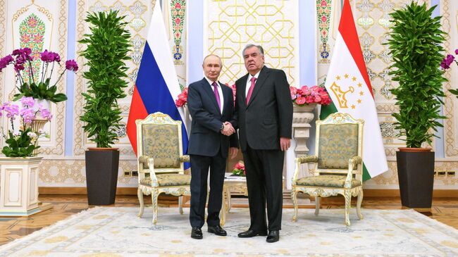 Президент РФ Владимир Путин и президент Таджикистана Эмомали Рахмон 