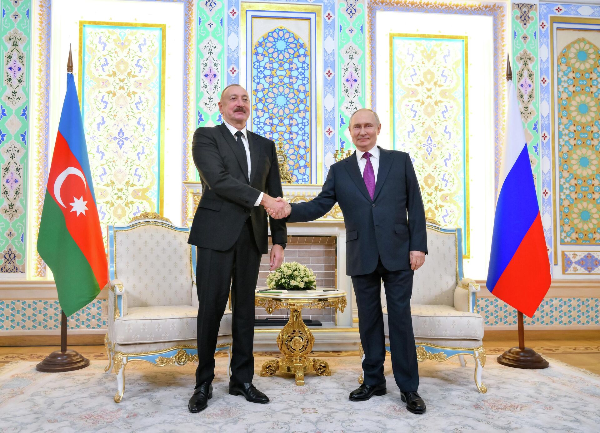Президент РФ Владимир Путин и президент Азербайджана Ильхам Алиев во время встречи в Правительственной резиденции в Душанбе