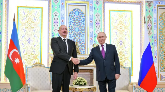 Президент РФ Владимир Путин и президент Азербайджана Ильхам Алиев во время встречи в Правительственной резиденции в Душанбе