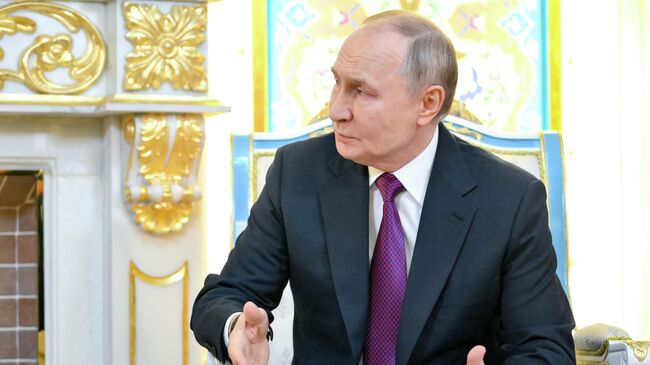 Президент РФ Владимир Путин во время встречи с президентом Азербайджана Ильхамом Алиевым в Правительственной резиденции в Душанбе. 9 октября 2025