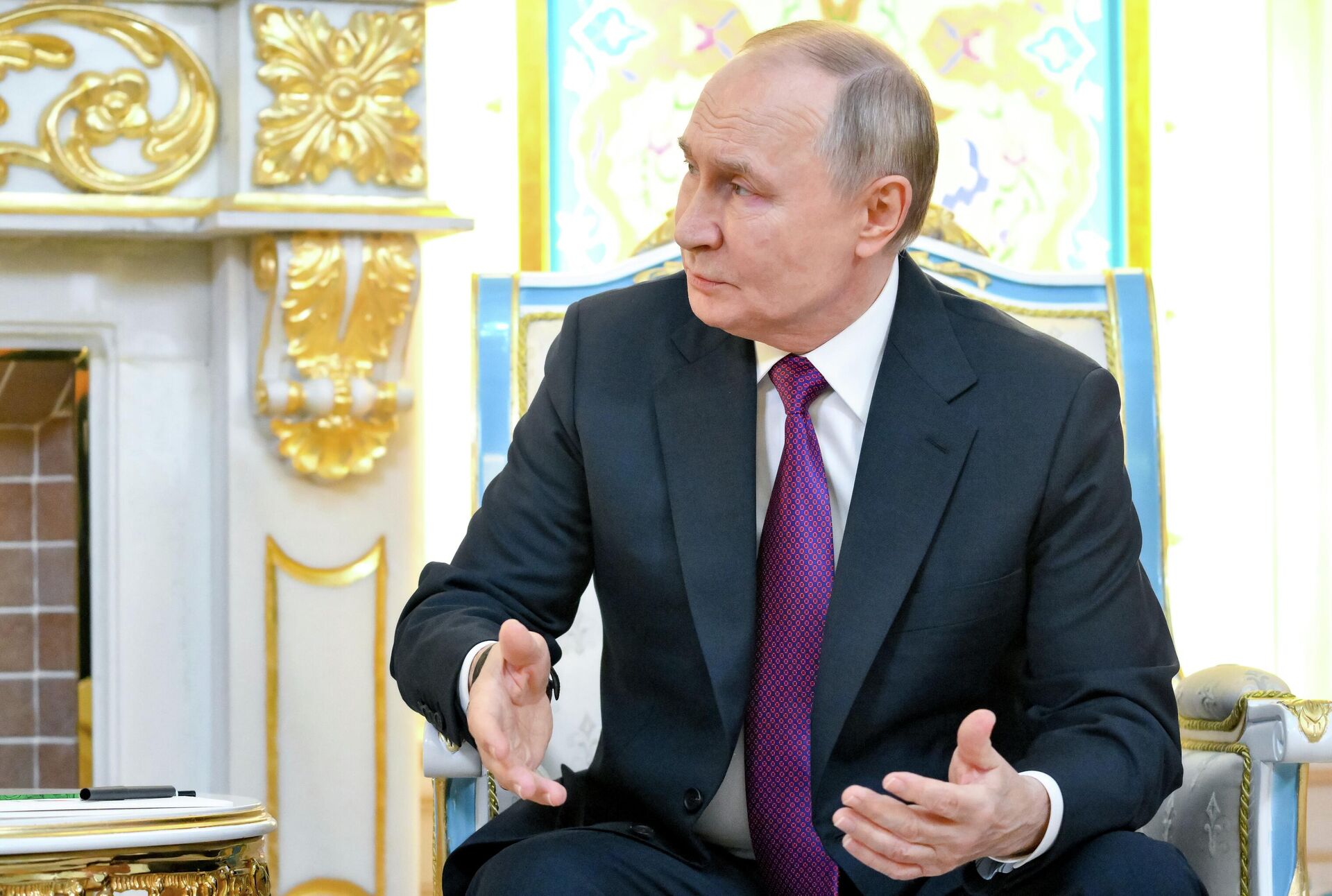 Президент РФ Владимир Путин во время встречи с президентом Азербайджана Ильхамом Алиевым в Правительственной резиденции в Душанбе