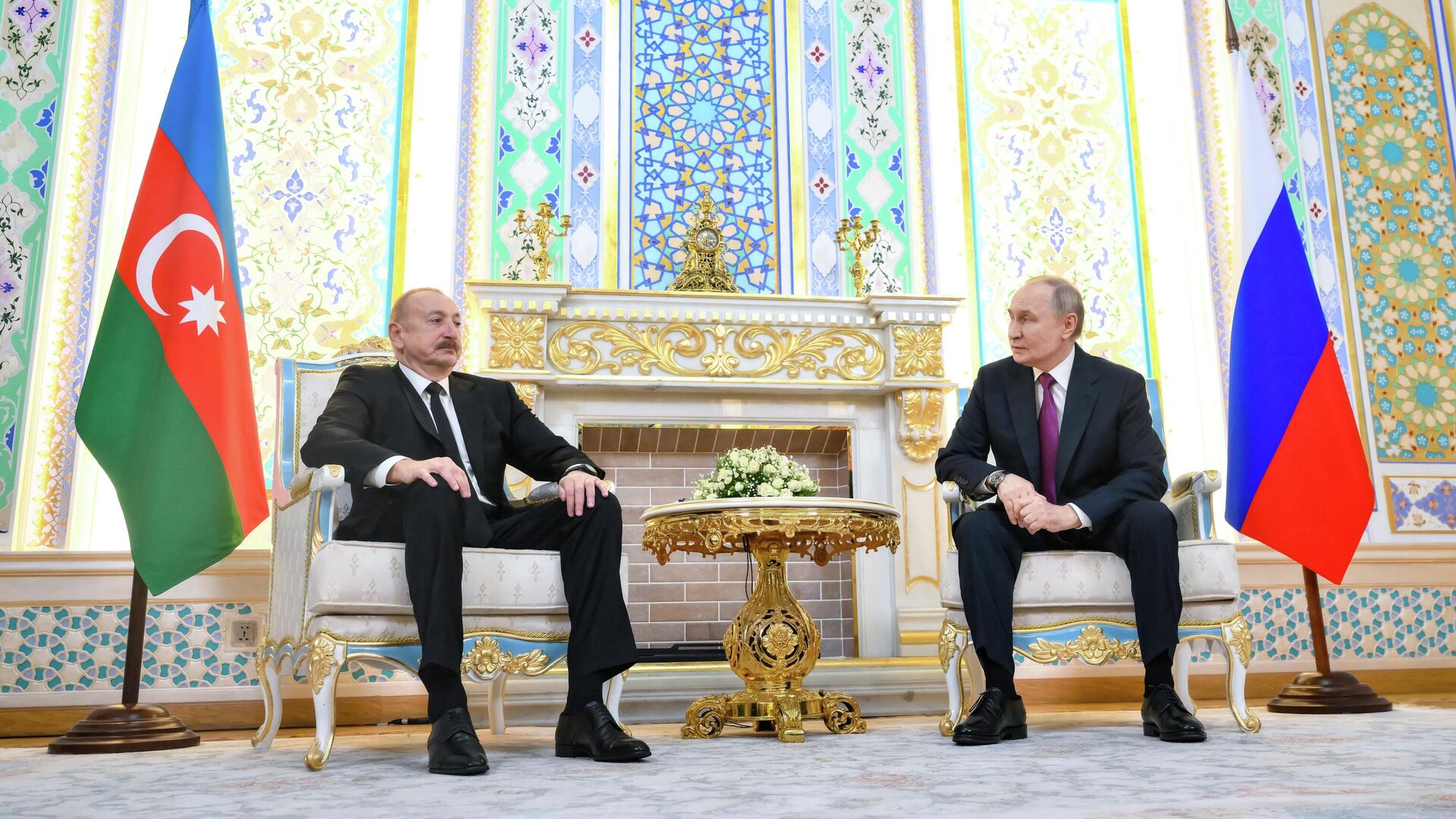 Президент РФ Владимир Путин и президент Азербайджана Ильхам Алиев во время встречи в Правительственной резиденции в Душанбе. 9 октября 2025 - РИА Новости, 1920, 09.10.2025