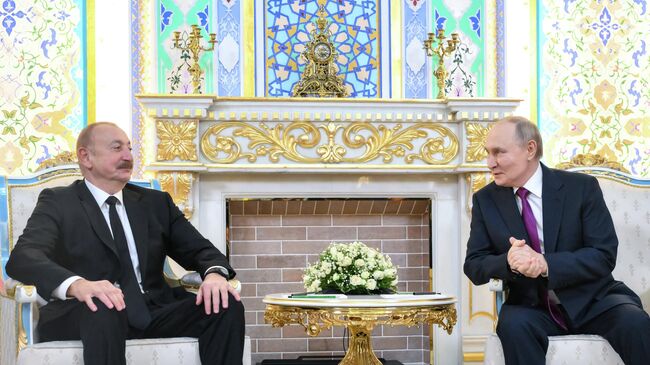 Владимир Путин и Ильхам Алиев во время встречи в Душанбе Владимир Путин и Ильхам Алиев во время встречи в Душанбе