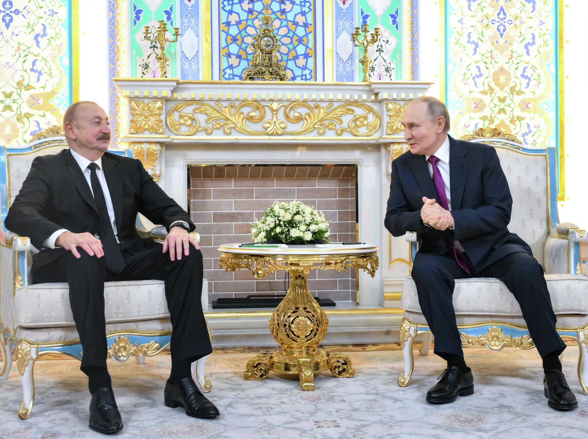 Президент РФ Владимир Путин и президент Азербайджана Ильхам Алиев во время встречи в Правительственной резиденции в Душанбе