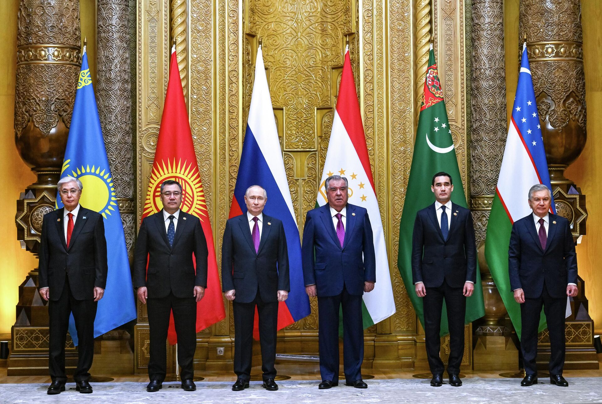 Президент РФ Владимир Путин на церемонии фотографирования глав государств-участников Второго саммита Россия - Центральная Азия