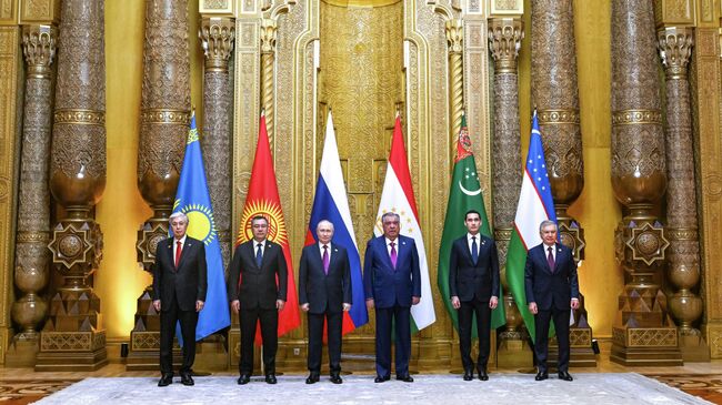 Президент РФ Владимир Путин на церемонии фотографирования глав государств-участников Второго саммита Россия - Центральная Азия