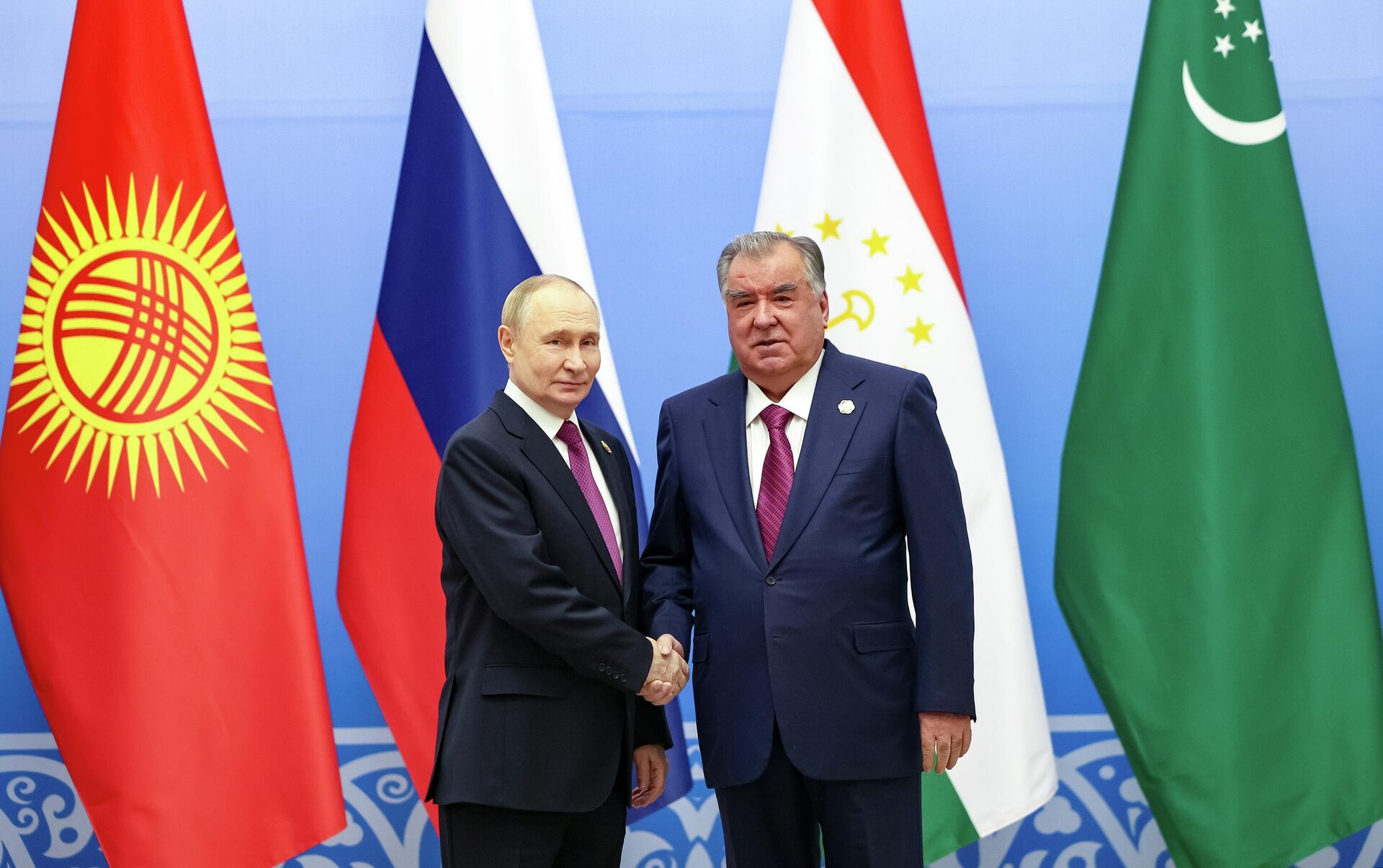 Президент РФ Владимир Путин и президент Таджикистана Эмомали Рахмон на церемонии фотографирования глав государств-участников Второго саммита Россия - Центральная Азия