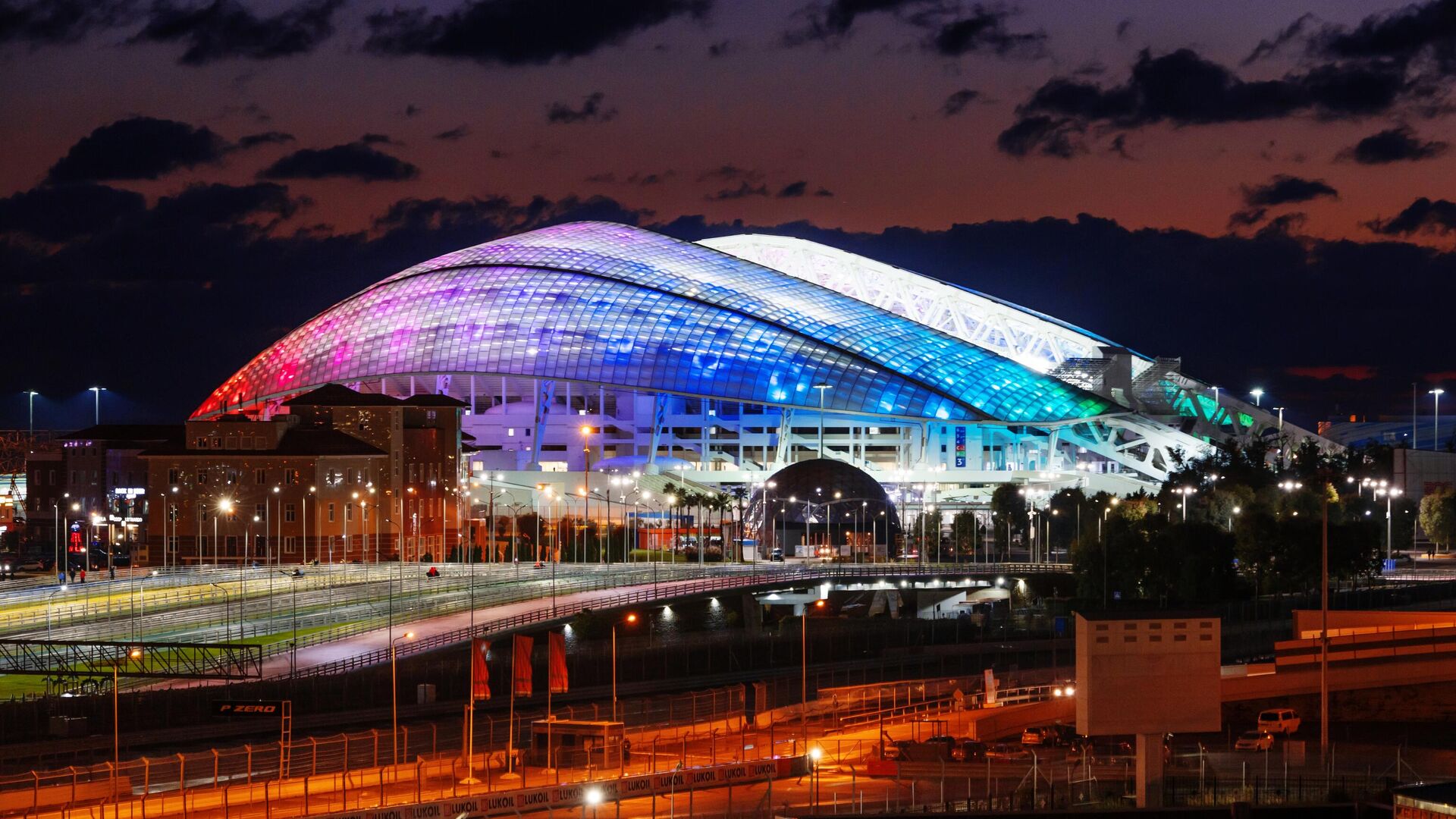 Стадион Фишт и радужный мост в Олимпийском парке в Сочи Стадион Фишт и радужный мост в Олимпийском парке в Сочи - РИА Новости, 1920, 15.10.2025