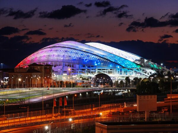 Стадион Фишт и радужный мост в Олимпийском парке в Сочи