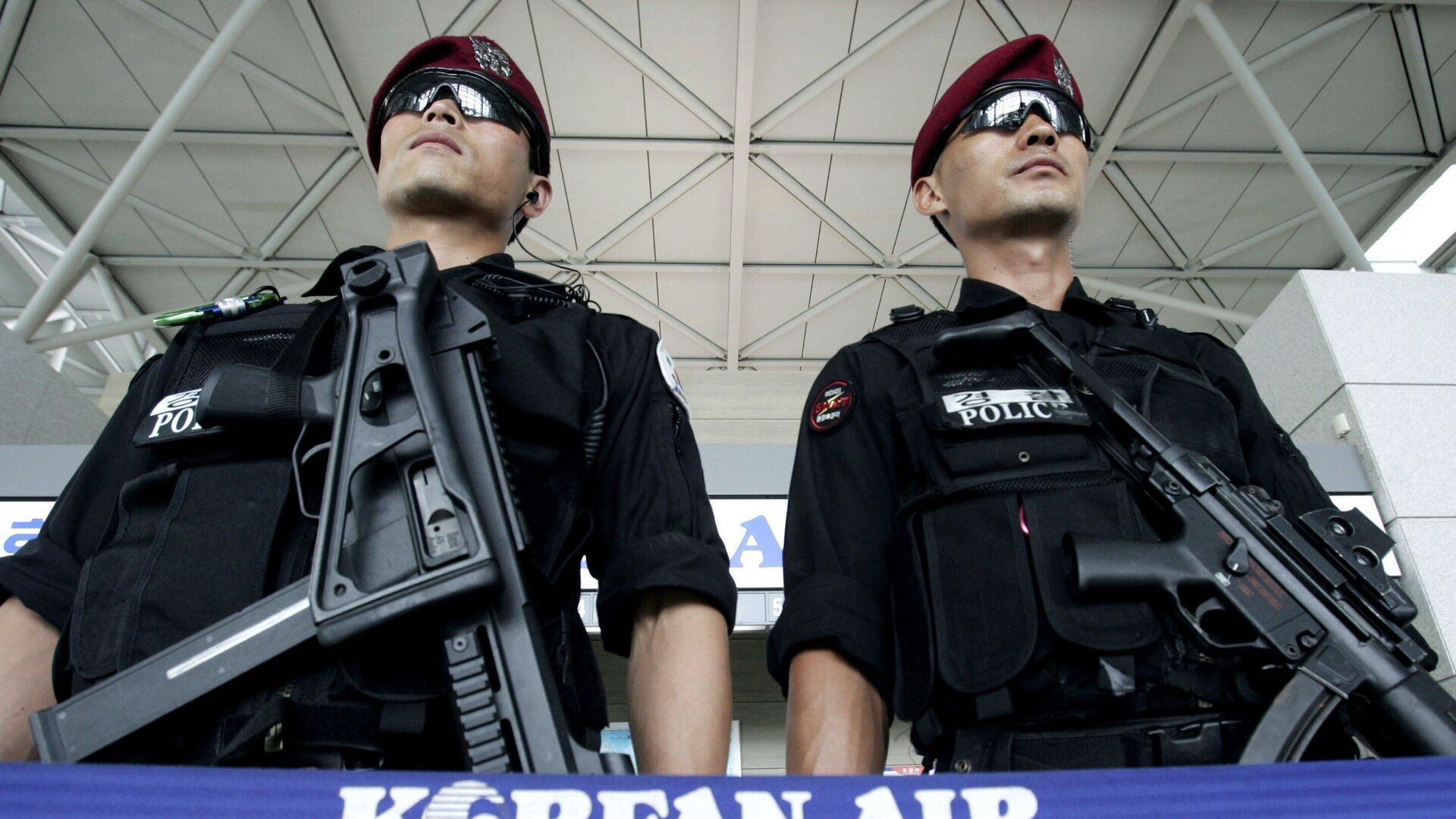 Сотрудники полиции в международном аэропорту Инчхон в Сеуле - РИА Новости, 1920, 10.10.2025