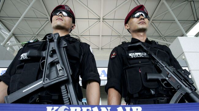 Сотрудники полиции в международном аэропорту Инчхон в Сеуле