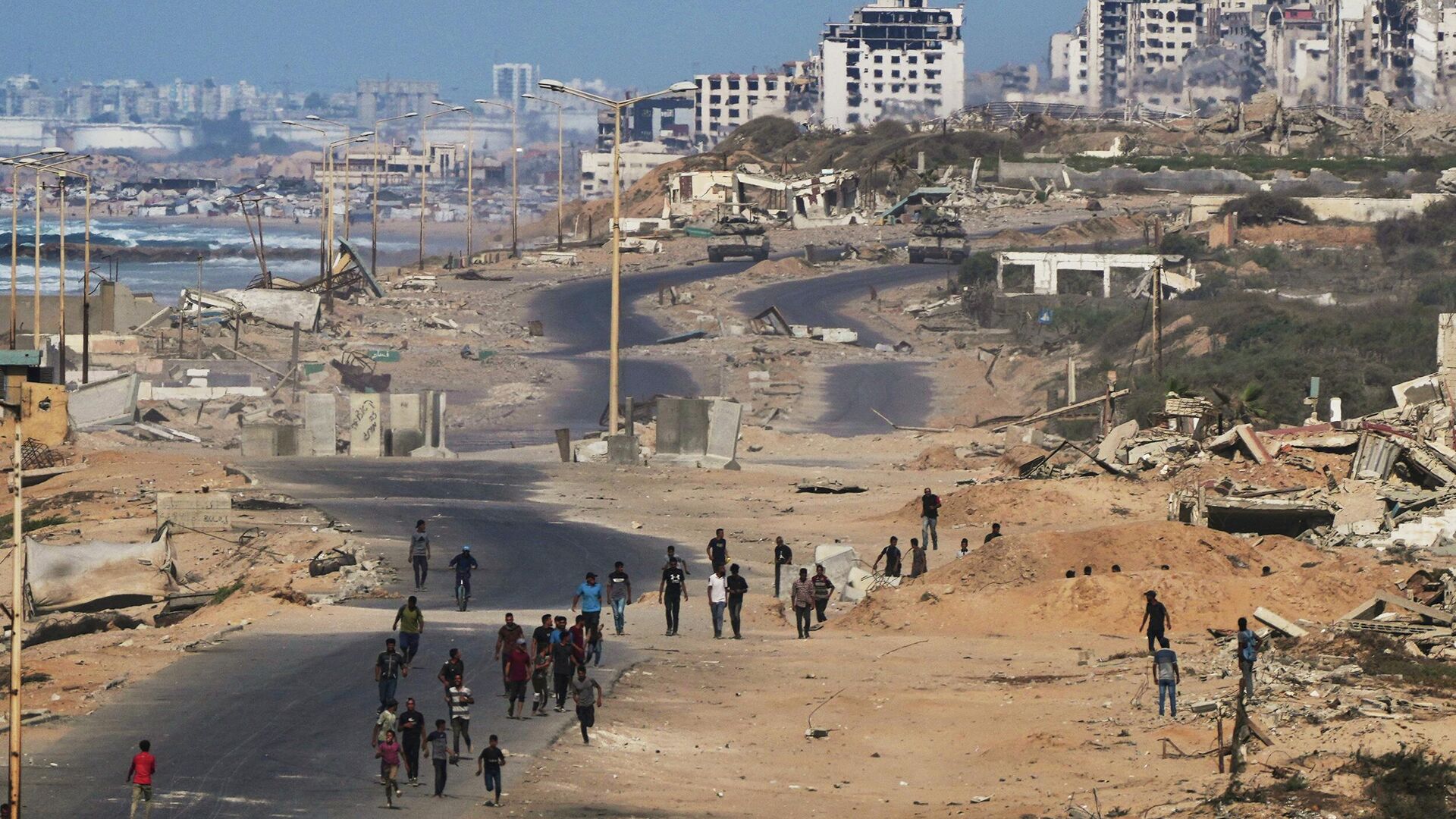 Израильские танки на прибрежной дороги в город Газа - РИА Новости, 1920, 09.10.2025