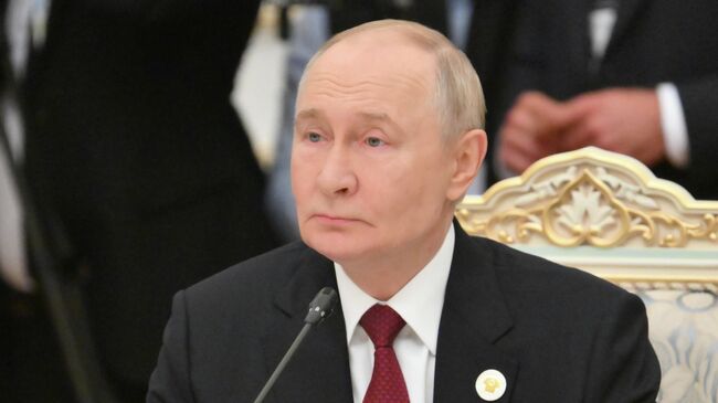 Президент РФ Владимир Путин на заседании совета глав государств СНГ в Душанбе Президент РФ Владимир Путин на заседании совета глав государств СНГ в Душанбе