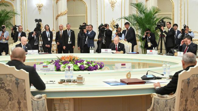 Президент РФ Владимир Путин на заседании совета глав государств СНГ в Душанбе