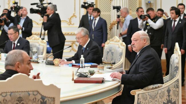 Президент Белоруссии Александр Лукашенко на заседании совета глав государств СНГ в узком составе в Душанбе