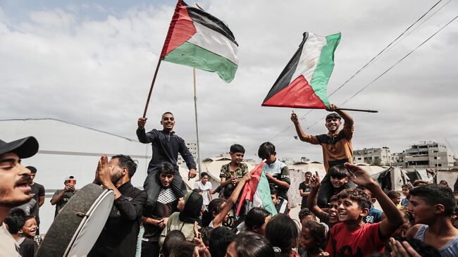 Палестинцы празднуют объявление о прекращении огня в Дейр-эль-Балахе. 9 октября 2025