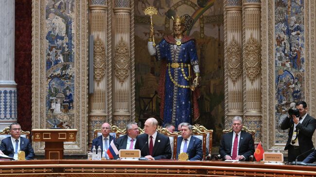 Президент РФ Владимир Путин на заседании совета глав государств СНГ в расширенном составе в Душанбе