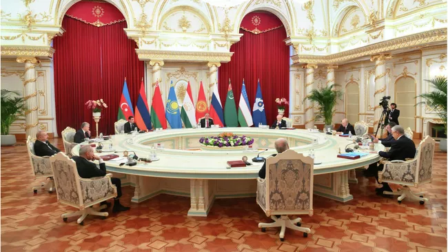 Президент Владимир Путин на заседании совета глав государств СНГ в узком составе в Душанбе