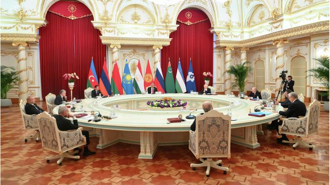 Президент РФ Владимир Путин на заседании совета глав государств СНГ в узком составе в Душанбе Президент РФ Владимир Путин на заседании совета глав государств СНГ в узком составе в Душанбе