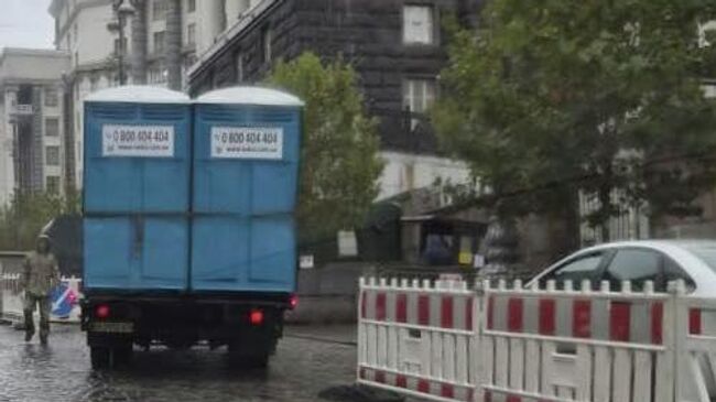 Биотуалеты доставили к зданию кабмина Украины