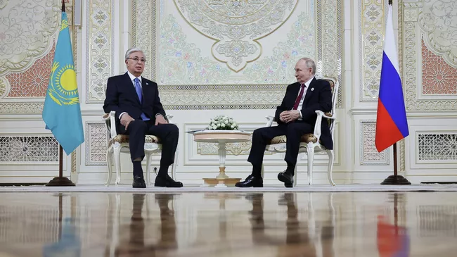 Президент РФ Владимир Путин и президент Казахстана Касым-Жомарт Токаев во время встречи в Душанбе