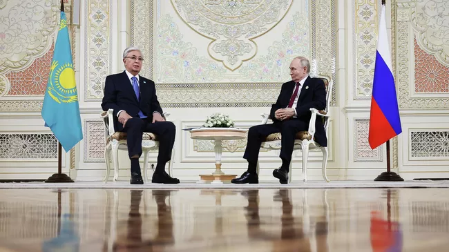 Президент РФ Владимир Путин и президент Казахстана Касым-Жомарт Токаев во время встречи в Душанбе