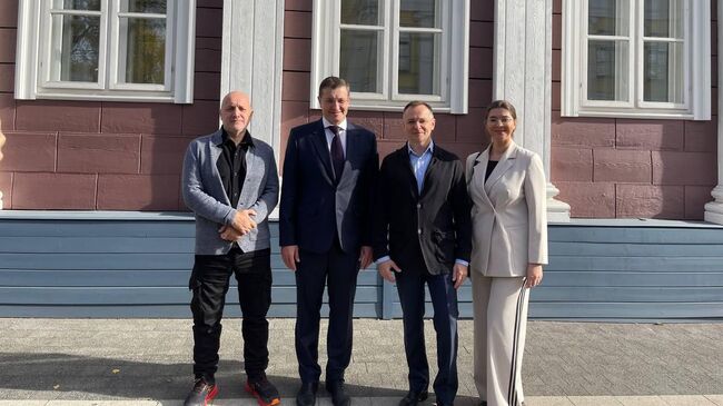 Писатель Захар Прилепин, губернатор Нижегородской области Глеб Никитин и помощник президента РФ, глава Союза писателей России Владимир Мединский открыли Дом писателя в Нижнем Новгороде Писатель Захар Прилепин, губернатор Нижегородской области Глеб Никитин и помощник президента РФ, глава Союза писателей России Владимир Мединский открыли Дом писателя в Нижнем Новгороде