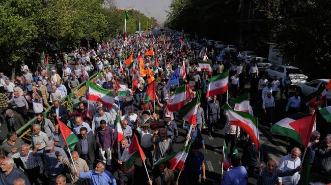 Шествие в честь перемирия между ХАМАС и Израилем в Тегеране. 10 октября 2025