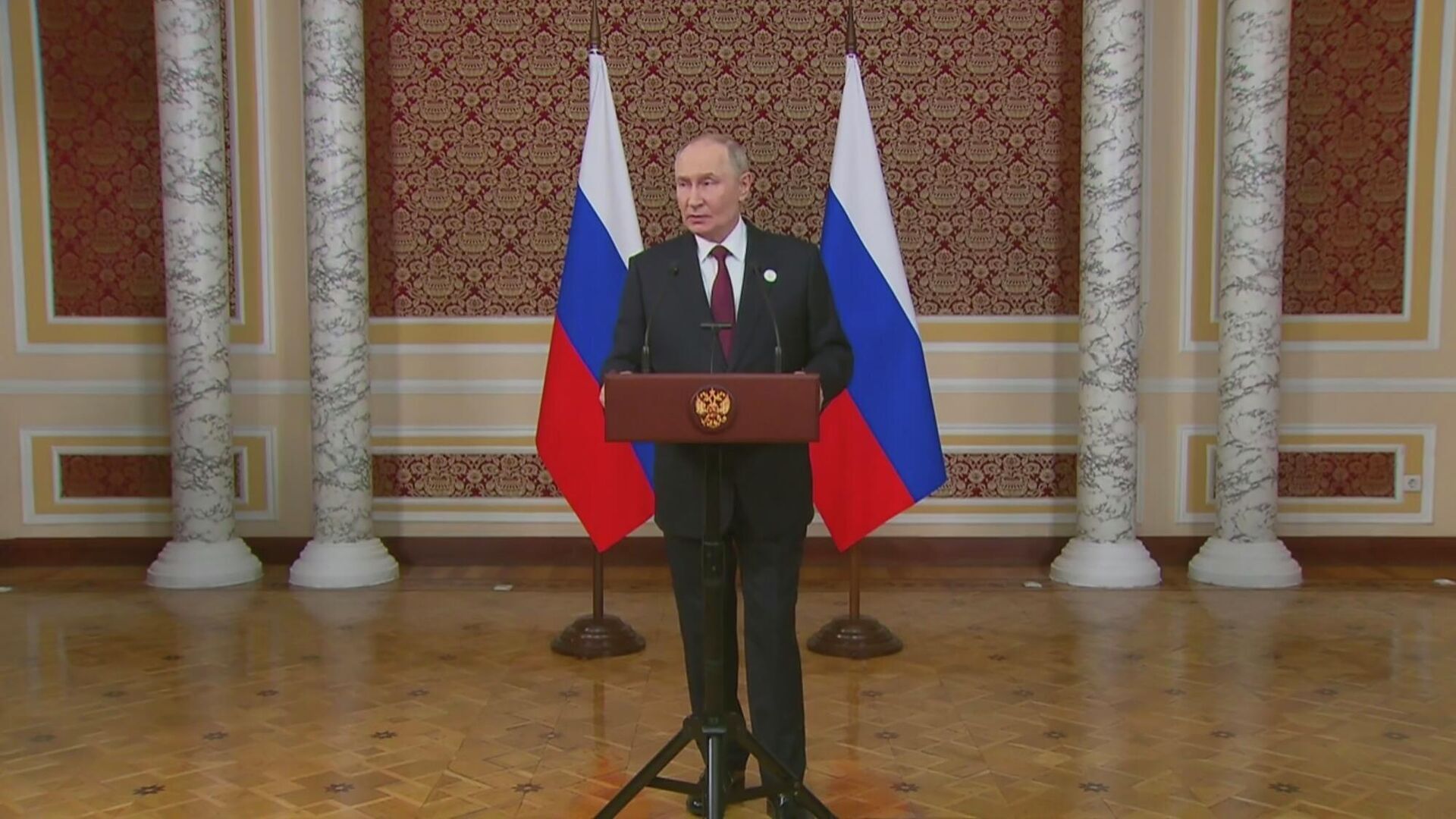 Путин проводит пресс-конференцию по итогам визита в Таджикистан