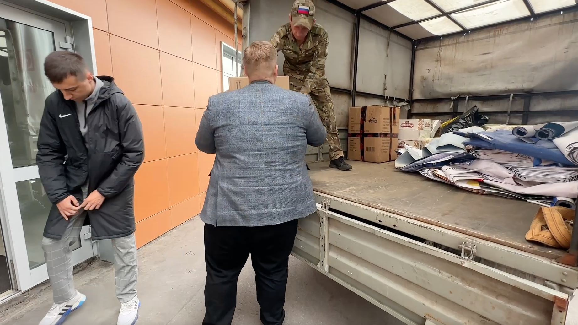 Воронежские власти передали продукты, газовые баллоны и квадрокоптер в зону СВО - РИА Новости, 1920, 10.10.2025