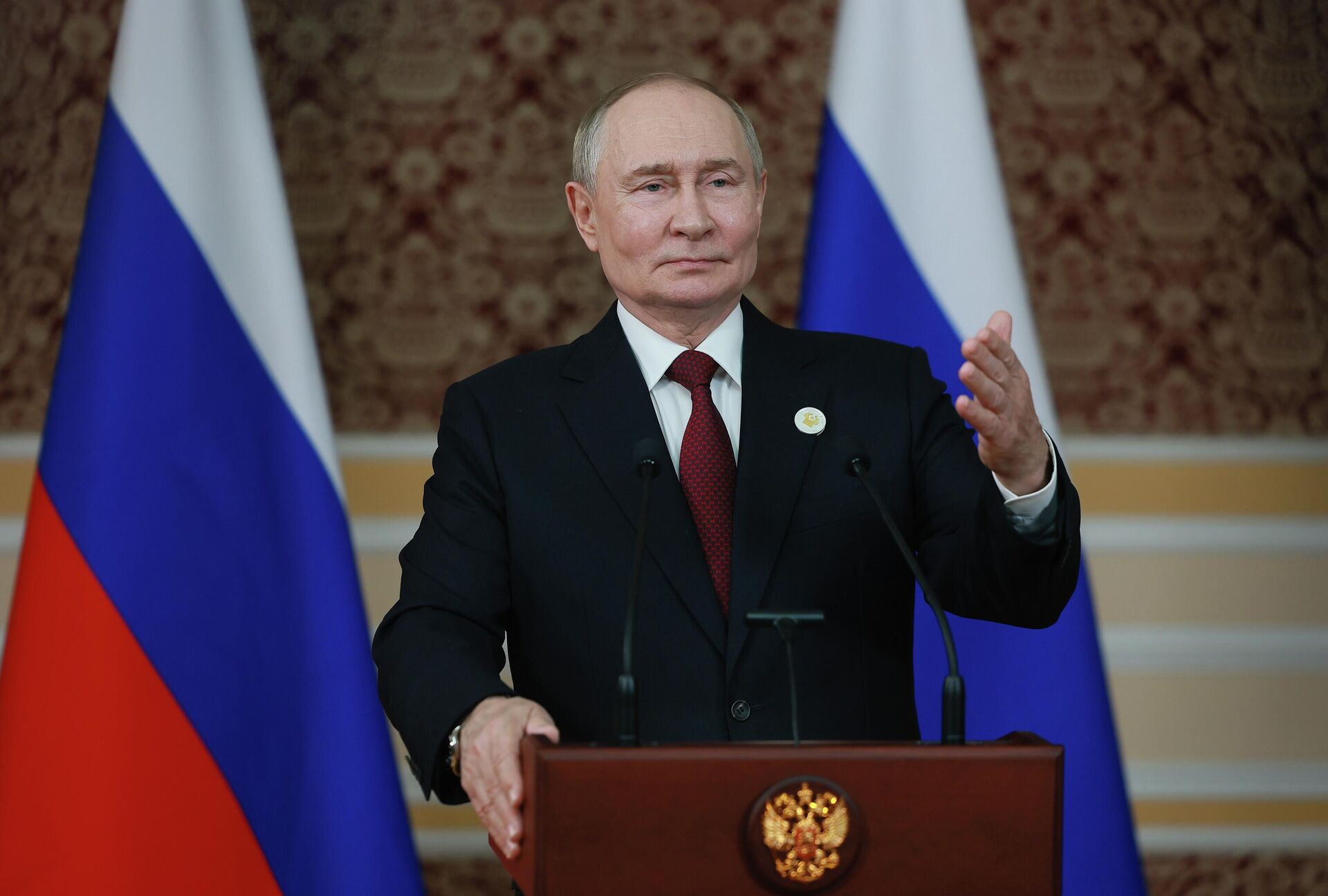 Президент РФ Владимир Путин выступает перед представителями СМИ в Душанбе