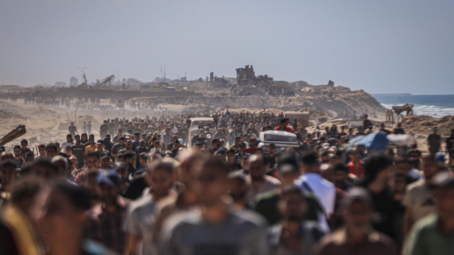 Палестинцы идут по улице Рашид, сектор Газа Палестинцы идут по улице Рашид, сектор Газа - РИА Новости, 1920, 10.10.2025