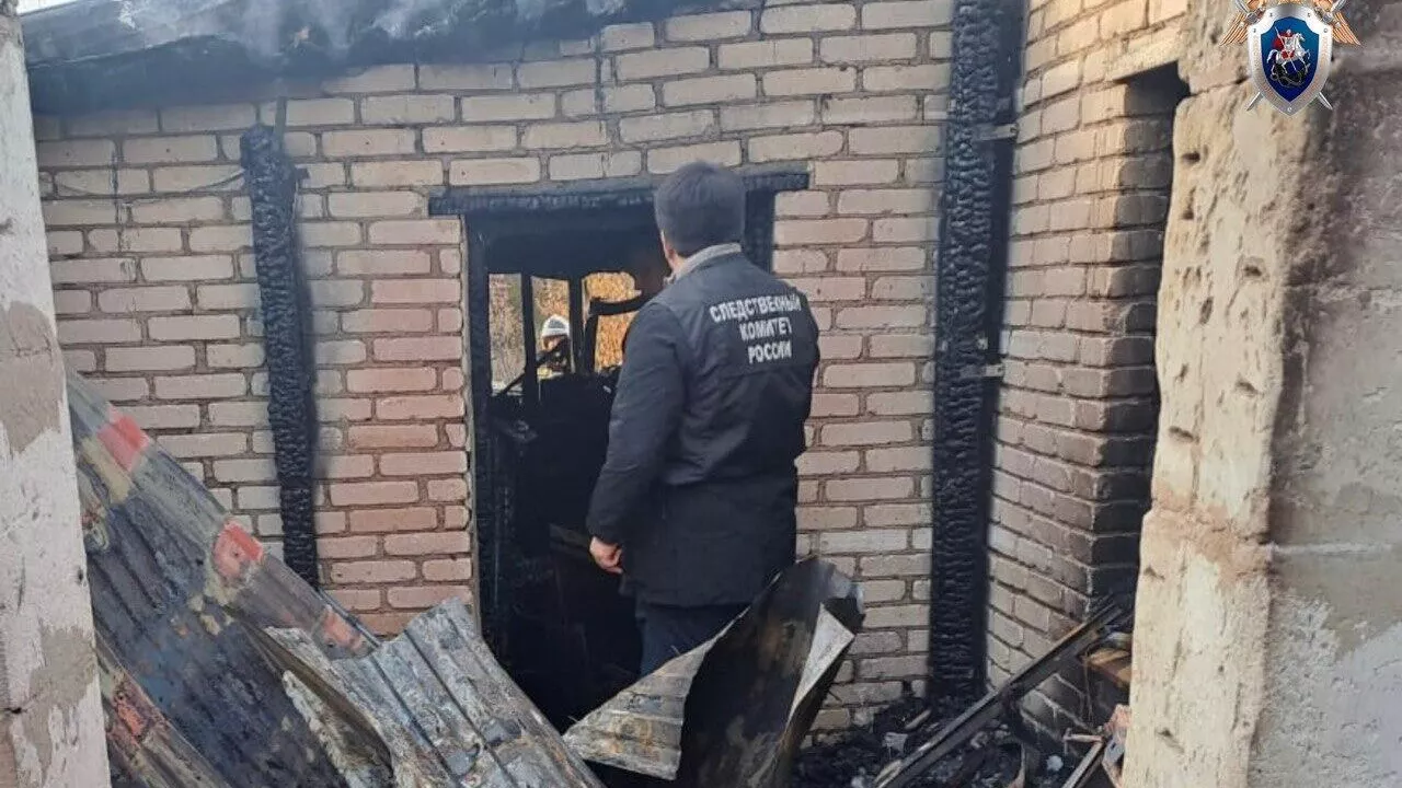 Akibat kebakaran pada bangunan tempat tinggal di kota Kuvandyk wilayah Orenburg - RIA Novosti, 1920, 10.10.2025