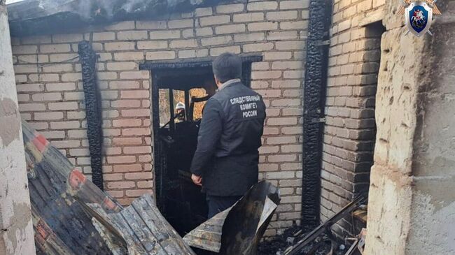 Последствия пожара в жилом доме в городе Кувандыке в Оренбургской области